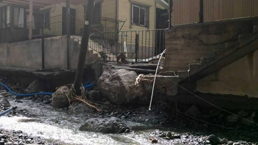 Hatay’da Sel Hayatı Felç Etti: Yollar Çöktü, Evler Hasar Aldı! 5